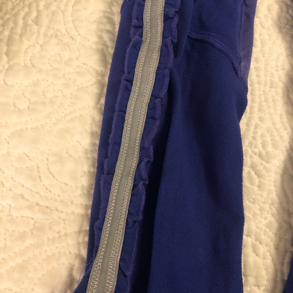 Lululemon Run Briskly 1/2 zip top in eggplant - Picture 4 of 5